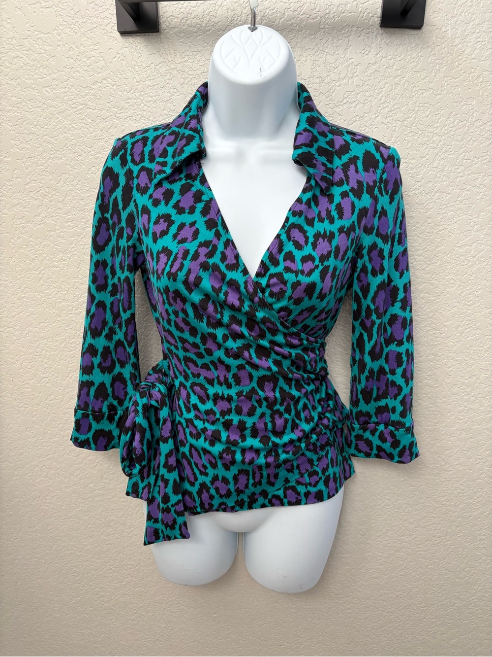 Diane Von Furstenberg Vintage Silk Teal & Purple Leopard Wrap Blouse Size 6 EUC